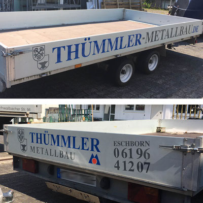 Gestalteter und beklebter Anhänger mit Logo und Adresse