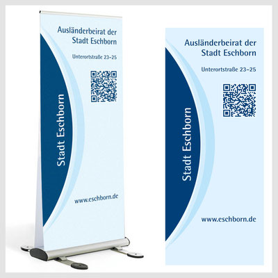 Roll-Up mit Infotext und QR-Code der Stadt Eschborn, für Informationszwecke aufgestellt