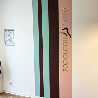 3D Wandlogo aus Aluminium und Acryl in gold und braun für Podologie, Podologische Praxis Eschborn