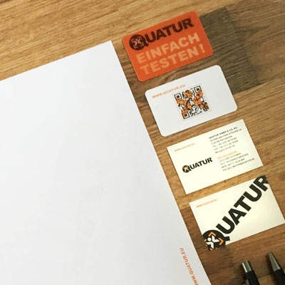 Gestaltete und bedruckte Geschäftsdrucksachen mit Logo auf der Vorderseite, bestehend aus Briefpapier und Visitenkarten