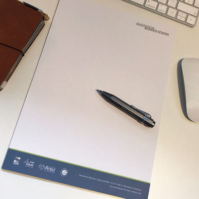 Schreibblock mit Kugelschreiber der Mannheim Business School, gestaltet und produziert