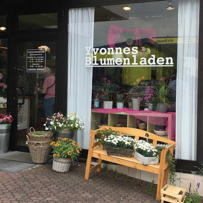 Fenster eines Floristen beklebt mit weißer Folie und Logo