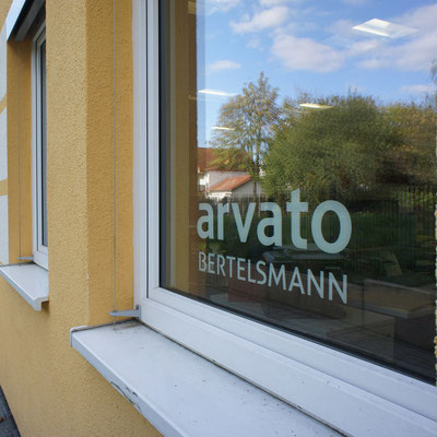 ARVATO BERTELSMANN, Objektbeschriftung Fenster