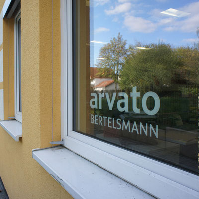 ARVATO BERTELSMANN, Objektbeschriftung Fenster