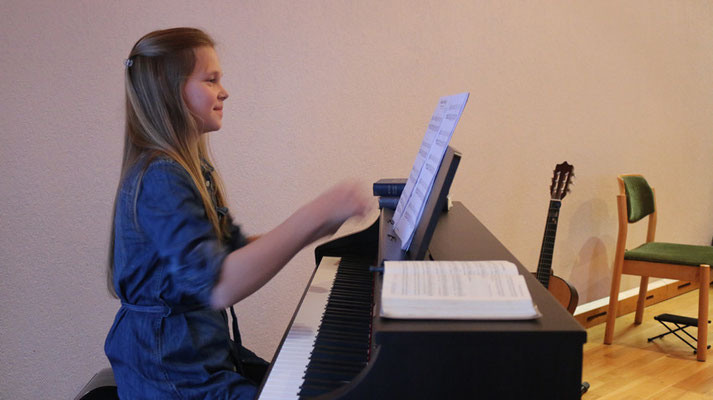 Abigail (12) spielt am Klavier "My heart will go on" von Celine Dion.