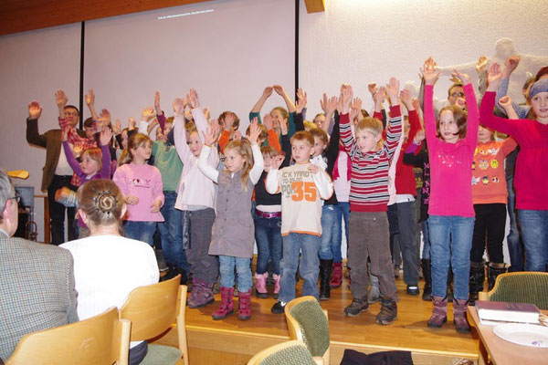 2. Advent 2012 - die Kinder (und auch die Mitarbeiter) vom Treffpunkt für Kids singen ein Lied