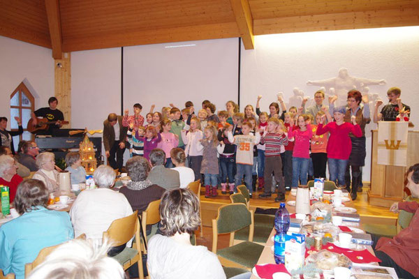 2. Advent 2012 - die Kinder (und auch die Mitarbeiter) vom Treffpunkt für Kids singen ein Lied