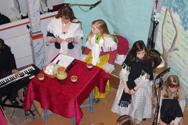 Aufführung des "Evangelimanns" in der Kirche Rudelswalde - Regine, Lydia und Josephine