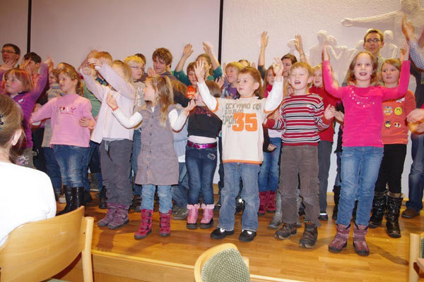 2. Advent 2012 - die Kinder (und auch die Mitarbeiter) vom Treffpunkt für Kids singen ein Lied