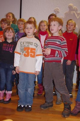 2. Advent 2012 - die Kinder (und auch die Mitarbeiter) vom Treffpunkt für Kids singen ein Lied