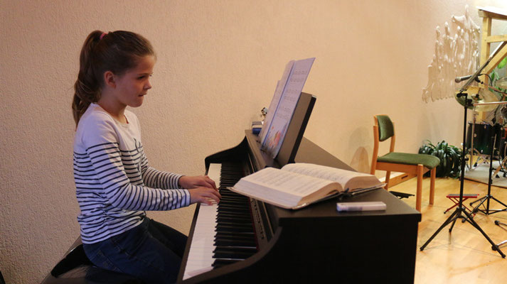 Margarete (10) spielt am Klavier "Im Korallenriff" von Karin Groß.