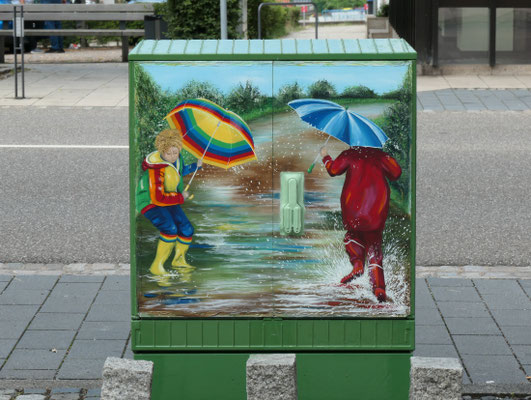  Gemeinde Ensdorf/Projekt "Atmosphäre-Check", Verschönerung der Verteilerkästen/ Bild "Spielende Kinder im Regen"