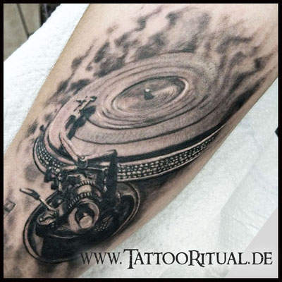Tattoo Rostock, TattooRitual, Tattoo Plattenspieler, Tattoostudio Rostock
