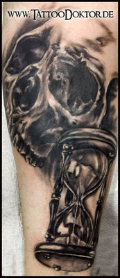 Tattoo Rostock, TattooRitual, Tattoo Skull und Sanduhr, Tattoostudio Rostock