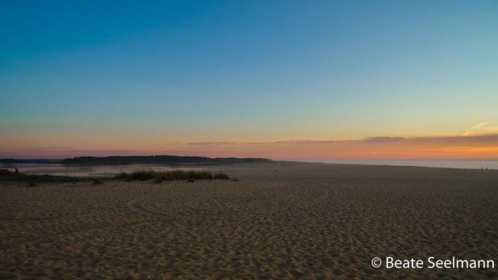 rechts das Meer, links die Lagune 