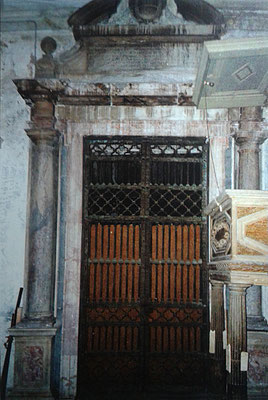 G.A. DOSIO, Portale d'ingresso della "Cappella del Tesoro" nella Basilica della SS.ma Annunziata [da Mammarella, Larino sacra, II, San Severo 2000; foto Zurolo]