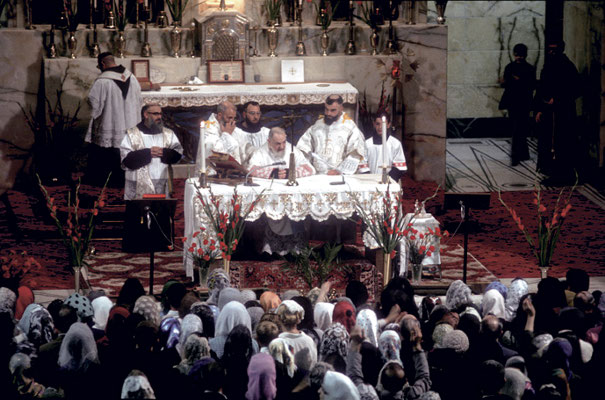Lo coadiuva anche l'altro assistente  padre Onorato Marcucci da S. Giovanni Rotondo. Dietro, come sacrista, padre Alessio Parente