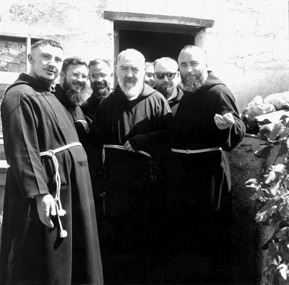 Padre Carmelo da Sessano del Molise (1916-2000) [primo a destra], già guardiano a S. Giovanni dal 1953 al 1959, in quegli anni di burrasca ebbe a commentare: «la Provincia monastica è stata gettata in un abisso»