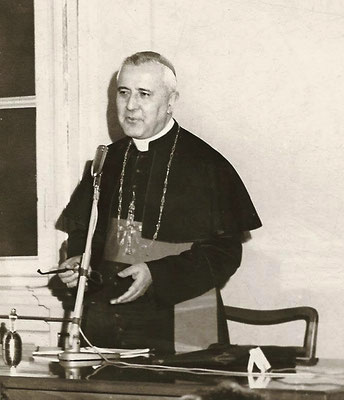 Mons. Carlo Maccari (1913-1997), capo di secondo ufficio del Vicariato di Roma. Inviato in Visita apostolica a S. Giovanni nell'estate 1960, disporrà misure coercitive assai gravi nei confronti del Cappuccino stimmatizzato