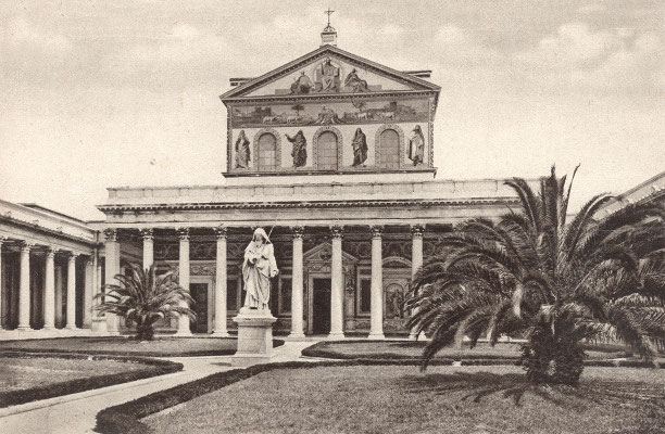 Il quadriportico e la facciata della Basilica di San Paolo fuori le mura, ricostruita a partire dal 1825 sui resti dell'antica Basilica paleocristiana, distrutta da un incendio il 15 luglio 1823. Il quadriportico che vediamo venne ultimato nel 1928