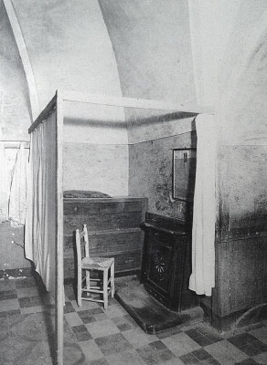 L'inginocchiatoio adoperato da Padre Pio negli ultimi anni di vita. La tenda venne aggiunta, per motivi di riservatezza, nel 1949