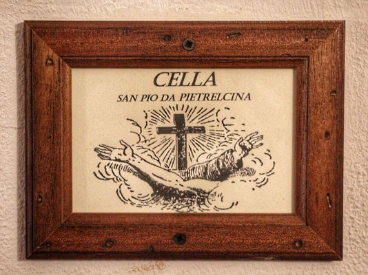 Il simbolo dei Francescani affisso sulla porta [foto Frati Minori di Puglia e Molise]