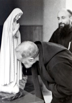 L'omaggio all'immagine della Madre di Dio proveniente dal Santuario portoghese. Prima che la statua della Madonna Pellegrina ripartisse, il Padre, malato dal mese di maggio, Le chiese il miracolo della propria guarigione