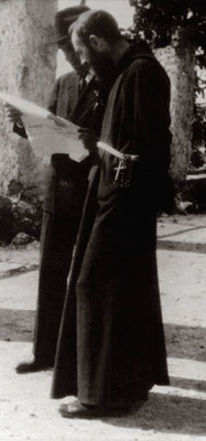 Padre Pio intento alla lettura di un giornale, insieme ad Emanuele Brunatto, uno dei suoi primi figli spirituali, morto in circostanze misteriose nel 1965, al tempo della seconda persecuzione del Frate