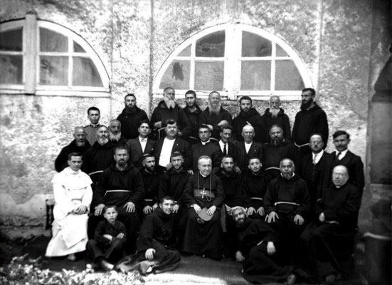 Ancora mons. Gianfelice coi frati e i devoti del Santuario. Non pare ravvisarsi in nessuno dei frati qui ritratti il giovane Fra Pio; nel 3° da sinistra (2ª fila) riconoscibile fra Camillo Colavita da Sant'Elia, il 'frate con la barba' dell'infanzia