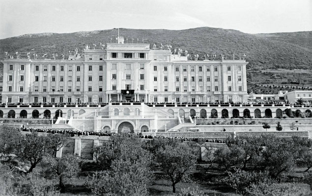 Nel 1947 iniziarono i lavori della Casa Sollievo della Sofferenza, inaugurata il 5 maggio 1956. Sin da allora, la lotta sotterranea dei nemici del Padre mirò a impadronirsi sia della gestione dell'Ospedale sia delle offerte che provenivano da ogni parte