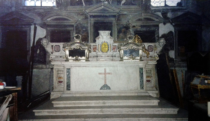 Altare maggiore della Cappella,  che attualmente custodisce le Reliquie traslate da Lesina, tra cui anche quelle dei SS Primiano e Firmiano [da Mammarella, Larino sacra, II, San Severo 2000; foto Zurolo]