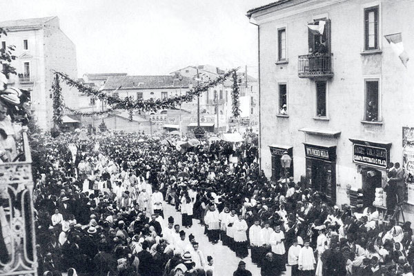 Solenne processione per le strade di Campobasso, in occasione dell'Incoronazione, alla quale partecipò con ogni probabilità anche Fra Pio da Pietrelcina, all'epoca studente nel vicino convento di S. Elia a Pianisi da poco più di quattro mesi