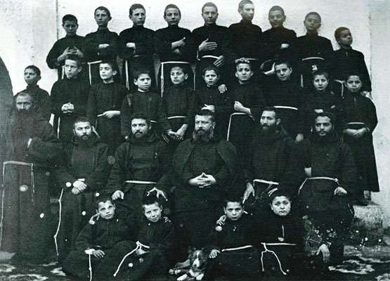 Nel 1931 a Padre Pio venne ritirata la direzione del Seminario serafico. Qui il Seminario e la fraternità nel 1914. Al centro, il Provinciale padre Benedetto da S. Marco in Lamis, che già dal 1922 si era vista tolta la direzione spirituale del Confratello