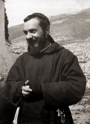 Un sorridente Padre Pio, qui ritratto all'inizio degli anni Venti