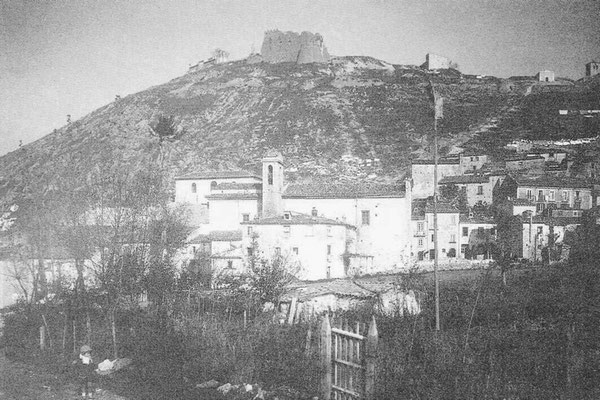 Panorama da meridione. Il Castello si situa a 820 m. s.l.m. Prende il nome dal conte Nicola II dei Monforte-Gambatesa, detto Cola, che lo restaurò due anni dopo il terremoto del 1456. Sorgerebbe però sui resti di un precedente maniero normanno