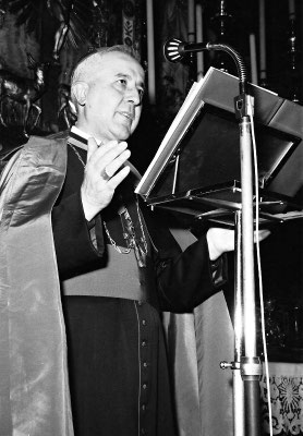 Mons. Carlo Maccari (1913-1997), capo di secondo ufficio del Vicariato di Roma. Inviato in Visita apostolica a S. Giovanni nell'estate 1960, disporrà misure coercitive assai gravi nei confronti del Cappuccino stimmatizzato
