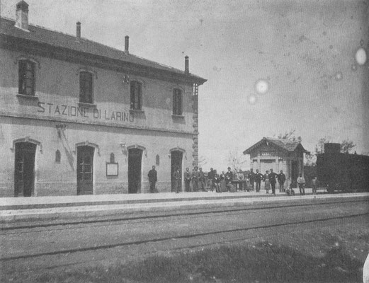 La Stazione ferroviaria di Larino, inaugurata il 21 gennaio 1883, qui un uno scatto fotografico di poco successivo [da Mammarella, Da vicino e da lontano, II, Campobasso 2009]