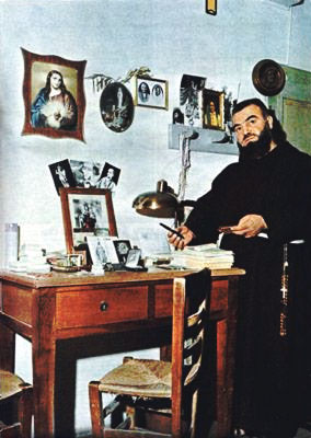 Padre Pellegrino nella cella n. 1 di Padre Pio (1970), dove il 23 settembre 1968 terminò la sua vita terrena