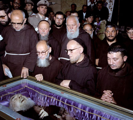 L'omaggio alla salma degli altri confratelli, tra i quali padre Alberto D'Apolito da S. Giovanni Rotondo (al centro), uno dei suoi più sinceri biografi