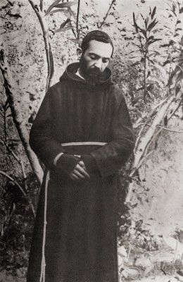 Ancora Padre Pio fotografato nel giardino del Convento di San Giovanni Rotondo (9 agosto 1919)