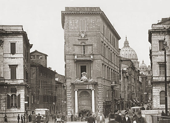 Piazza Pia con l'inizio della Spina di Borgo agli inizi del Novecento. Sullo sfondo, la Cupola di San Pietro. La Spina di Borgo verrà demolita da Mussolini a partire dal 1936, per fare spazio alla Via della Conciliazione, ultimata nel 1950