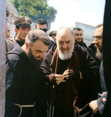 Padre Pellegrino sostiene Padre Pio; all'altro lato padre Alessio Parente da Montefusco