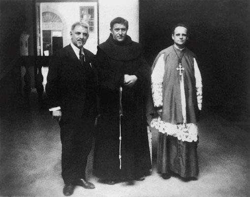 Al centro, padre Agostino Gemelli (1878-1959). Il 18 aprile 1920, di passaggio a S. Giovanni, chiese al Frate di vedere le stimmate, ma lui oppose un rifiuto per mancanza di permesso superiore. Gemelli, offeso, stilerà su di lui due rapporti diffamatori