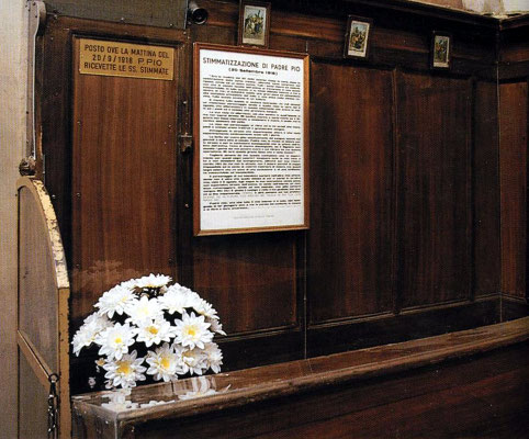 Lo stallo del coro in cui sedeva il venerato Padre, segnato da un omaggio floreale