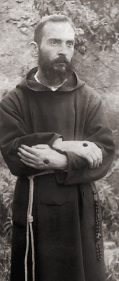A scattare questa fotografia, rimasta famosa, fu padre Placido Bux, che diede precise indicazioni al confratello circa la postura da assumere, così come gli era stato raccomandato dal suo Superiore provinciale (9 agosto 1919)