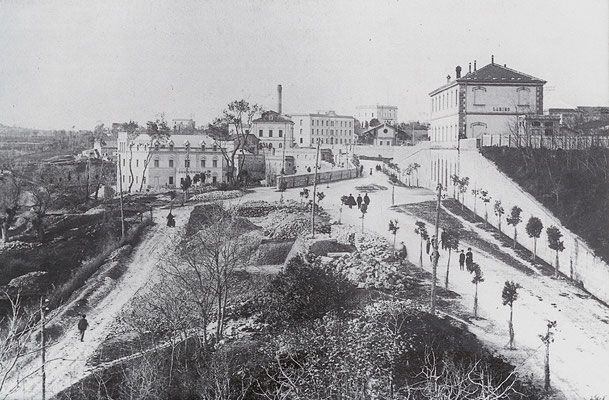 La Stazione ferroviaria di Larino (in alto a destra), sotto la quale passa la Via Nazionale Sannitica, che prosegue in direzione sud, verso Campobasso. Il Villino Zappone rimane sullo sfondo, al centro (1910) [foto Archivio Pilone]