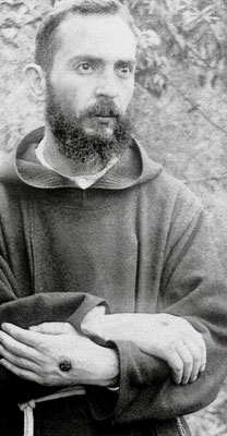A scattare questa fotografia, rimasta famosa, fu padre Placido Bux, che diede precise indicazioni al confratello circa la postura da assumere, così come gli era stato raccomandato dal suo Superiore provinciale (9 agosto 1919)