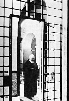 A seguito delle disposizioni di mons. Maccari, tra gli altri provvedimenti restrittivi ci fu l'allestimento di una cancellata metallica che occludeva il varco tra la nuova e la vecchia chiesa delle Grazie, proprio per impedire il grande afflusso di devoti