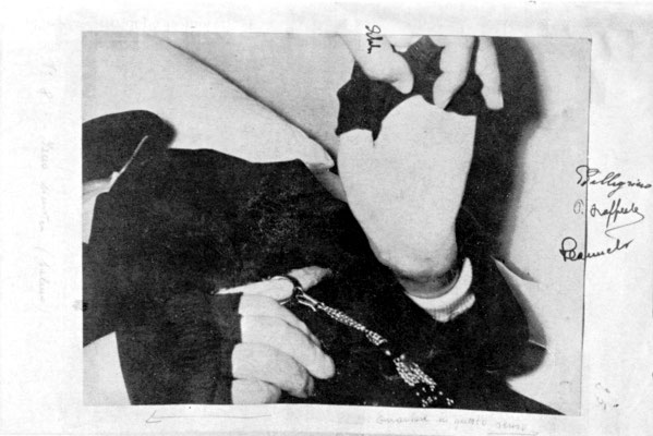 Una delle foto che certificano la scomparsa delle stimmate dopo la morte, scattata da padre Giacomo Piccirillo. Sui lembi le firme di tre confratelli testimoni: padre Pellegrino Funicelli, padre Raffaele D'Addario e il guardiano padre Carmelo Di Donato
