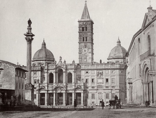 La Basilica di Santa Maria Maggiore, con la colonna mamorea proveniente dalla Basilica di Costantino nel Foro, sulla quale nel 1615 venne collocata la statua della Vergine con Bambino in bronzo